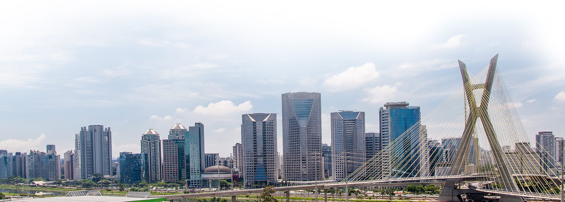 A imagem reflete a ponte de São Paulo