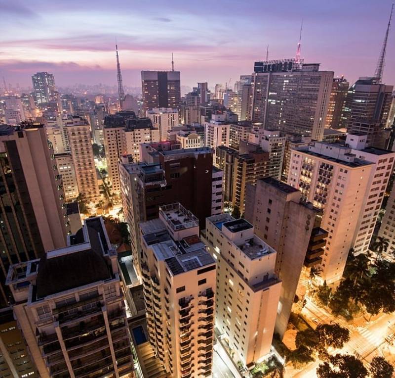 A imagem reflete vários prédios em São Paulo